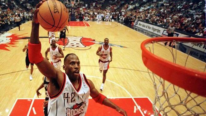 湖人季后赛首轮出局后，詹姆斯是否再战NBA引热议