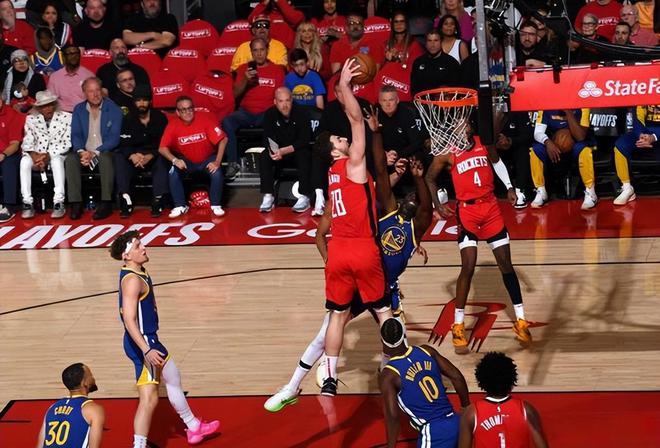 5月3日NBA季后赛火箭勇士G6激战，首节次节比分紧咬悬念足
