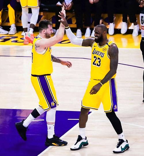 5月3日ESPN报道：詹姆斯遭迪文琴佐撞伤，湖人夺冠希望渺茫