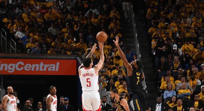 NBA 季后赛西部首轮 G6：火箭 115-107 胜勇士，范弗利特等三人表现出色