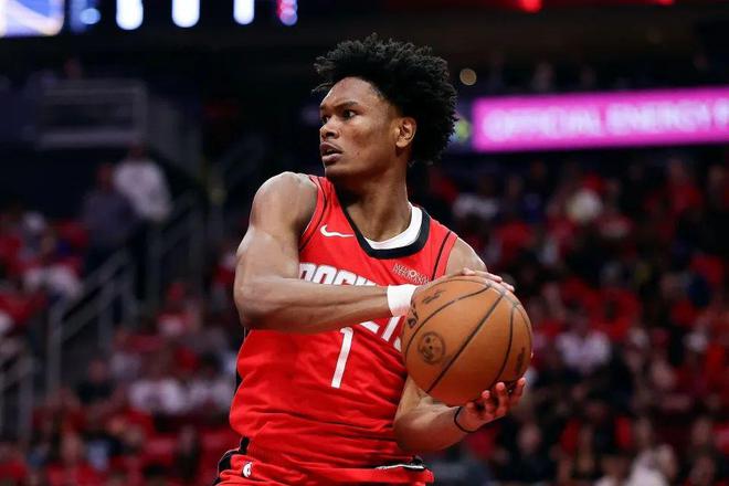 NBA 季后赛勇士与火箭关键 G6 战：激烈角逐，比分紧咬