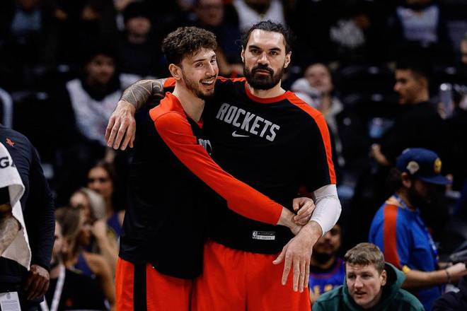 NBA季后赛勇士与火箭G6激战：比分紧咬，赛场悬念丛生
