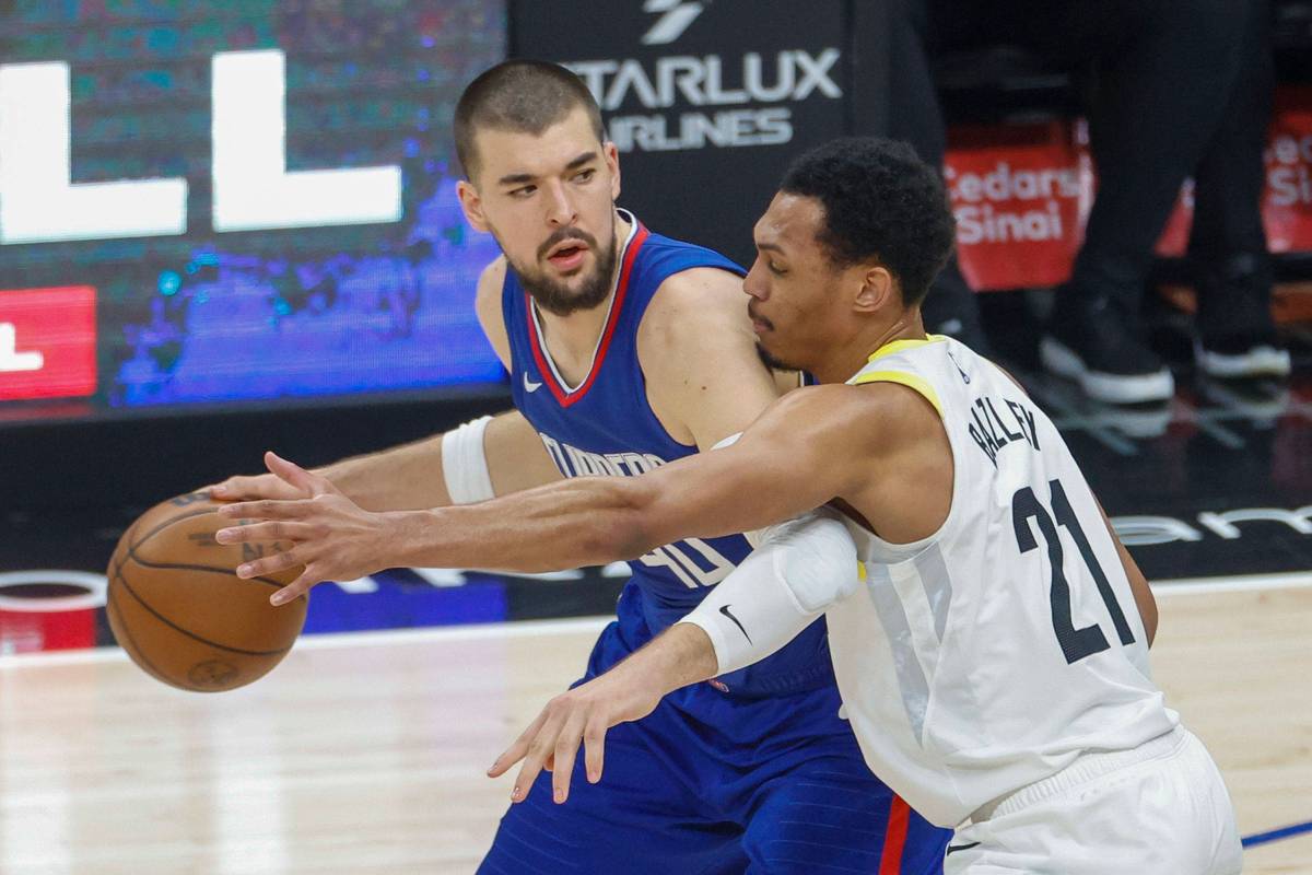 NBA 季后赛：核心球员与教练调整关键，祖巴茨大放异彩