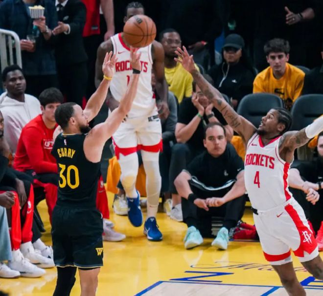NBA 季后赛 G6：休斯顿火箭队客场对阵金州勇士队战况激烈