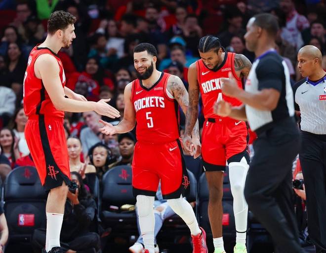 NBA 季后赛首轮：火箭 117 - 107 胜勇士，范弗利特出色引关注