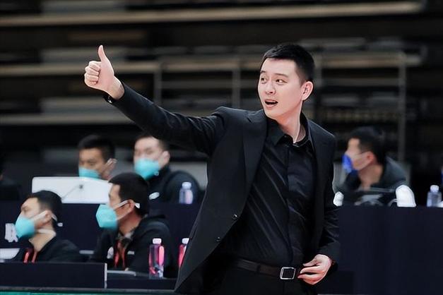 辽篮赛季结束虽意难平，但有情有义！杨鸣刘总宴请外援送行