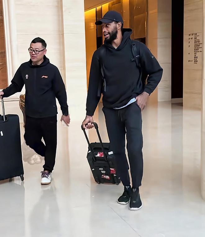 辽篮赛季结束虽意难平，但有情有义！杨鸣刘总宴请外援送行