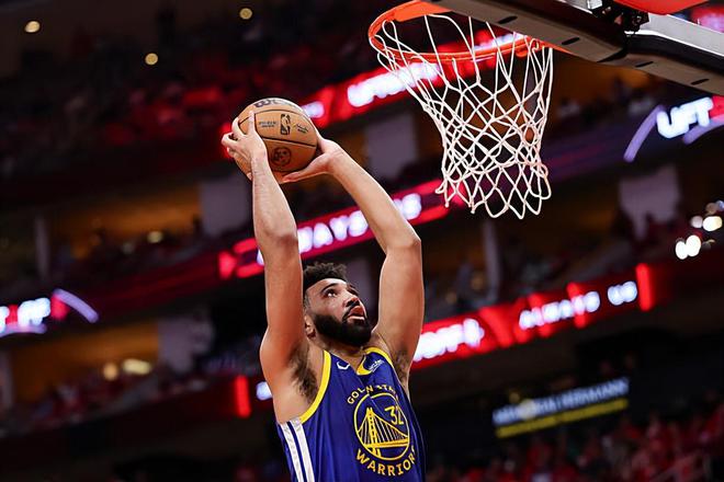 NBA 季后赛火箭胜勇士扳平总比分，特雷斯-杰克逊-戴维斯获机会