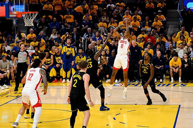NBA 季后赛火箭胜勇士扳平总比分，小贾巴里 - 史密斯表现出色