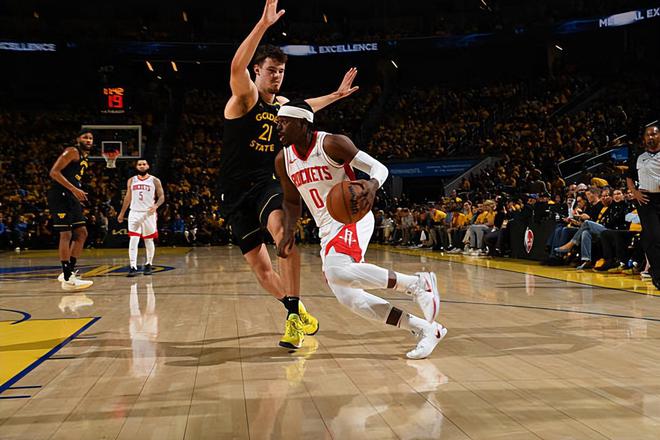 NBA 季后赛火箭胜勇士扳平比分，阿隆 - 霍勒迪三分助力关键作用凸显
