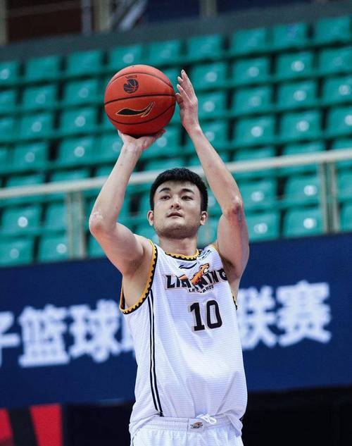 辽宁队三连冠功臣玄冥二老去向未明，锋线尖刀丛明晨却率先退役