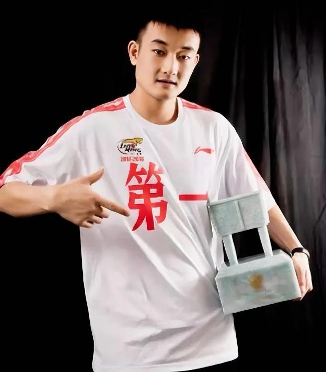 辽宁男篮锋线大将丛明晨因伤病无奈退役，球迷深感意外