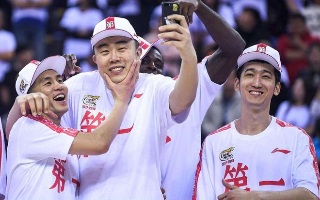 辽宁男篮锋线大将丛明晨因伤病无奈退役，球迷深感意外