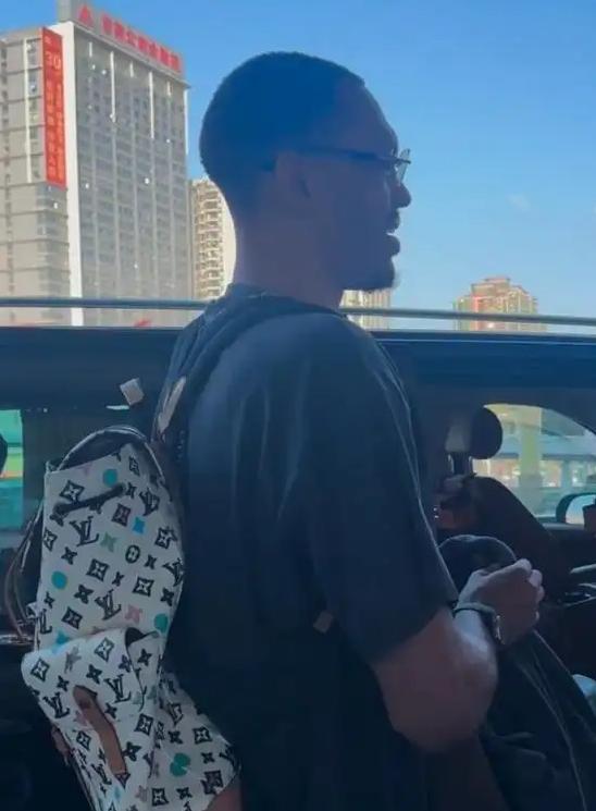 上赛季两度加盟广东男篮的贝兹利，休赛期又觅新东家