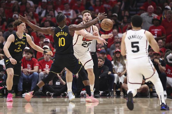 今日NBA两场季后赛：米切尔空砍高分，哈里伯顿表现出色