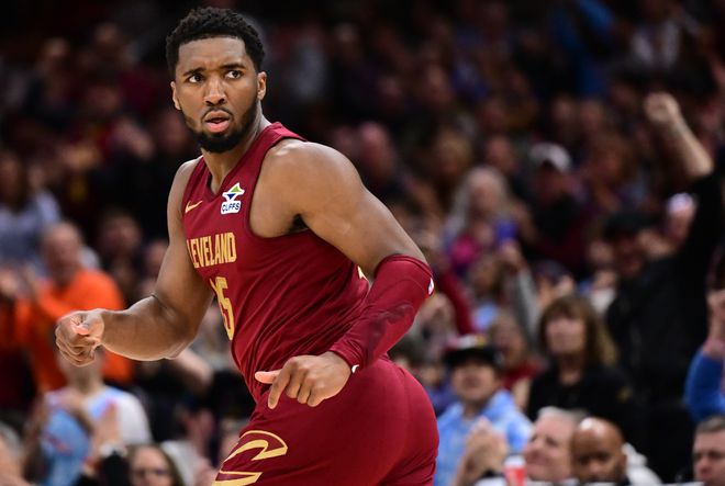 NBA季后赛次轮首战：步行者爆冷击败骑士，黑马闪耀全场