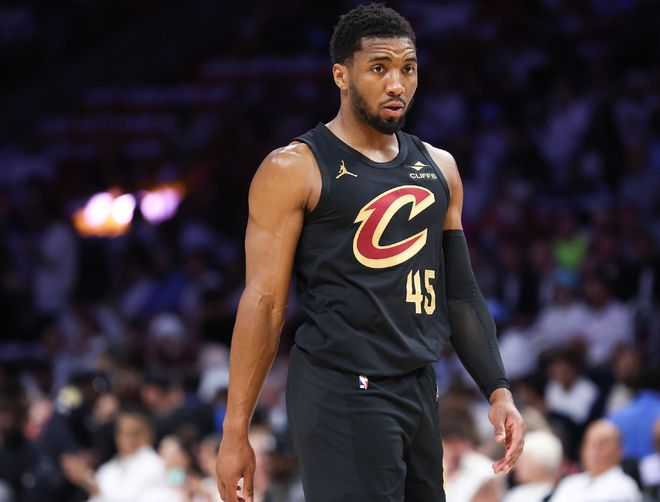 NBA季后赛次轮首战：步行者爆冷击败骑士，黑马闪耀全场
