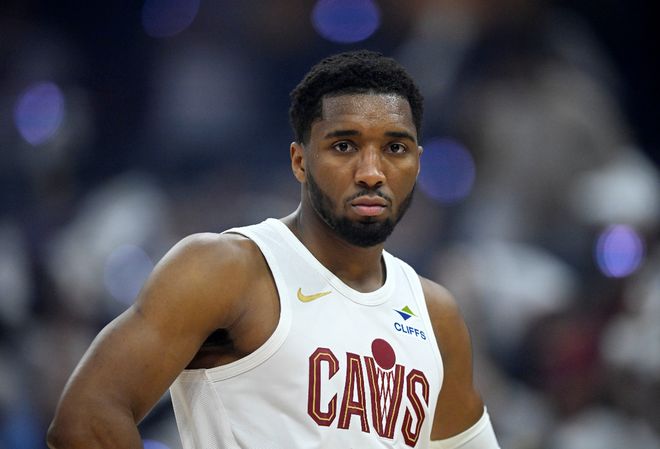 NBA季后赛次轮首战：步行者爆冷击败骑士，黑马闪耀全场