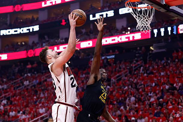NBA 季后赛：勇士胜火箭晋级，申京表现欠佳功亏一篑