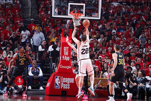 NBA 季后赛：勇士胜火箭晋级，申京表现欠佳功亏一篑
