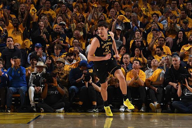 NBA 季后赛：勇士胜火箭晋级，替补内线新星波斯特表现几何？
