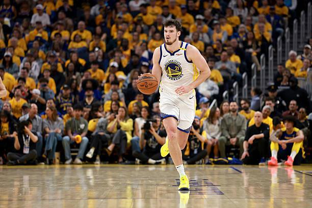 NBA 季后赛：勇士胜火箭晋级，替补内线新星波斯特表现几何？