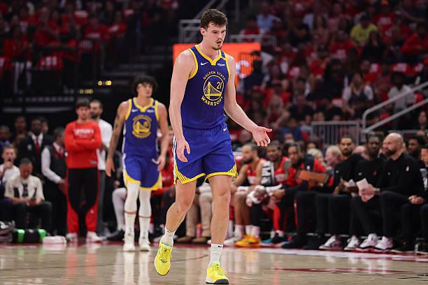 NBA 季后赛：勇士胜火箭晋级，替补内线新星波斯特表现几何？