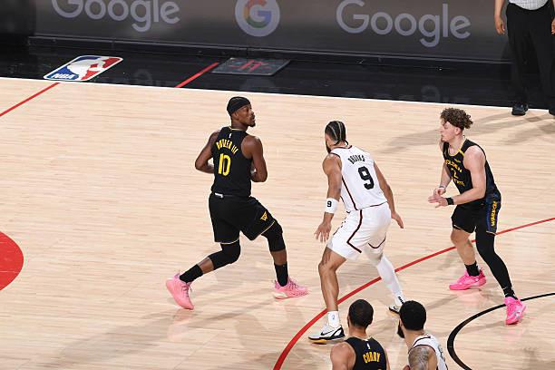 NBA 季后赛金州勇士胜火箭，吉米 - 巴特勒准三双成中流砥柱