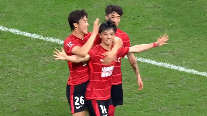 18岁中超当红炸子鸡王钰栋领跑本土射手榜，浙江队围绕其踢比赛