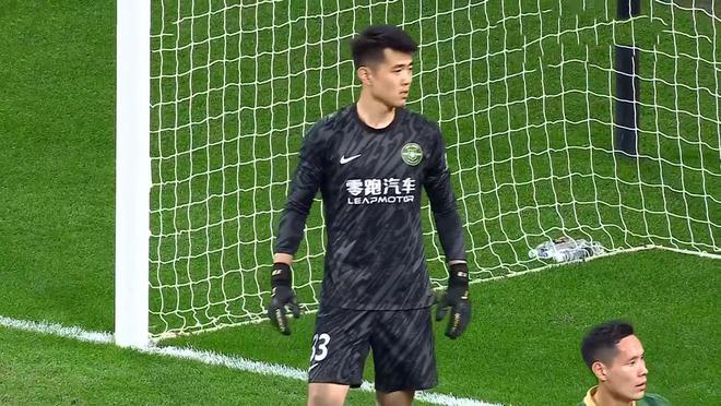 18岁中超当红炸子鸡王钰栋领跑本土射手榜，浙江队围绕其踢比赛