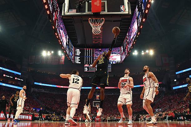 NBA 季后赛：勇士胜火箭晋级，库明加全场 0 分表现惨不忍睹