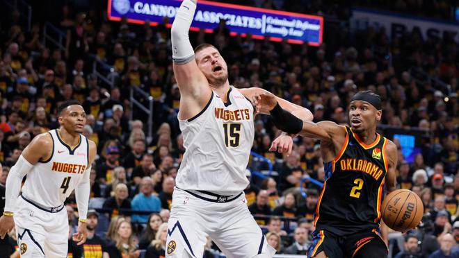 NBA季后赛半决赛雷霆VS掘金第一场：激战正酣，雷霆意外落马