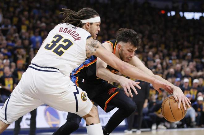 NBA季后赛半决赛雷霆VS掘金第一场：激战正酣，雷霆意外落马