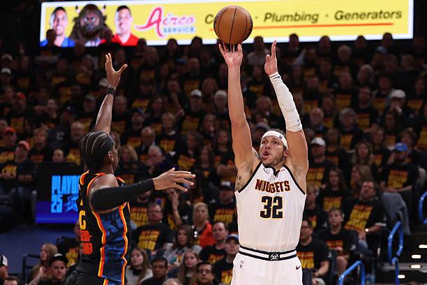 NBA西部半决赛：掘金阿隆-戈登三分绝杀助球队开门红占先机
