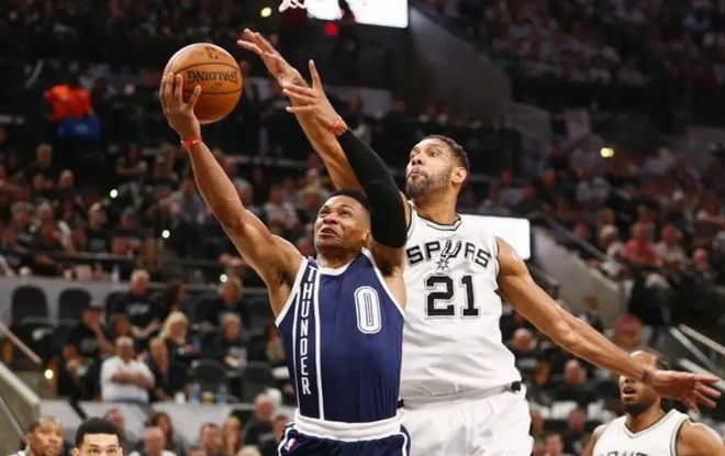 NBA历史最佳大前锋邓肯：防守影响力超巨，生涯盖帽成就瞩目