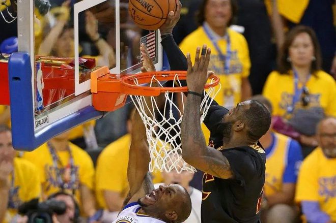NBA历史最佳大前锋邓肯：防守影响力超巨，生涯盖帽成就瞩目