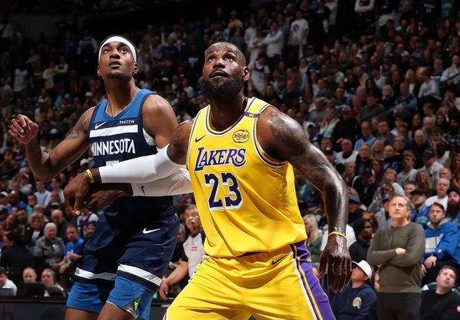NBA历史最佳大前锋邓肯：防守影响力超巨，生涯盖帽成就瞩目