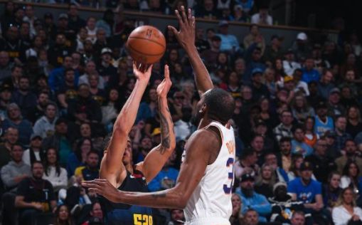 NBA历史最佳大前锋邓肯：防守影响力超巨，生涯盖帽成就瞩目