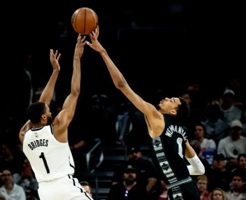 NBA历史最佳大前锋邓肯：防守影响力超巨，生涯盖帽成就瞩目