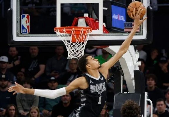 NBA历史最佳大前锋邓肯：防守影响力超巨，生涯盖帽成就瞩目