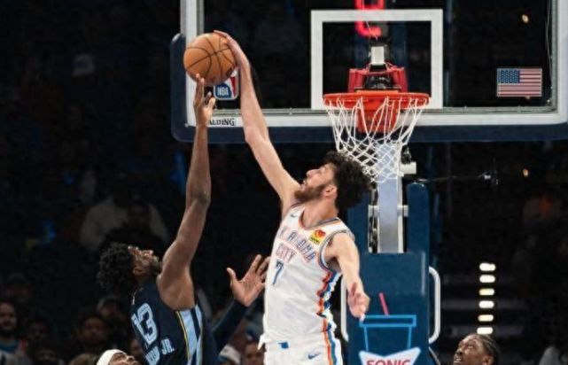 NBA历史最佳大前锋邓肯：防守影响力超巨，生涯盖帽成就瞩目