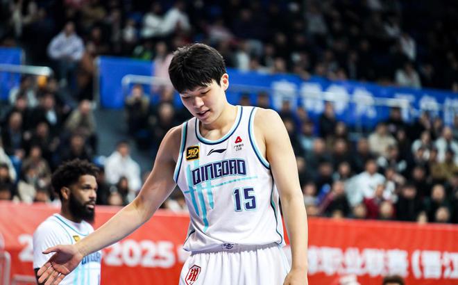 CBA 24 - 25赛季接近尾声，青岛男篮续约刘维伟引关注