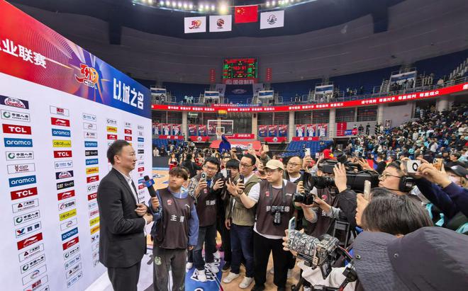 CBA 24 - 25赛季接近尾声，青岛男篮续约刘维伟引关注