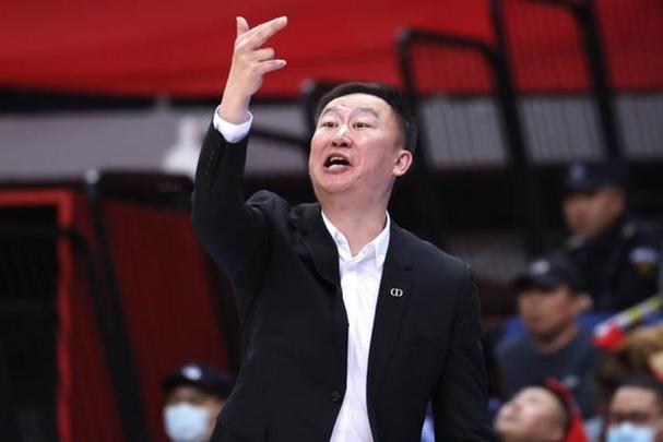 CBA 24 - 25赛季接近尾声，青岛男篮续约刘维伟引关注