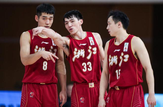 CBA 24 - 25赛季接近尾声，青岛男篮续约刘维伟引关注