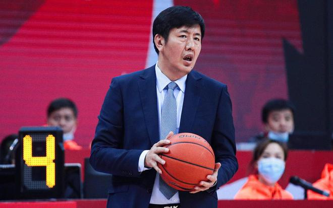 CBA 24 - 25赛季接近尾声，青岛男篮续约刘维伟引关注