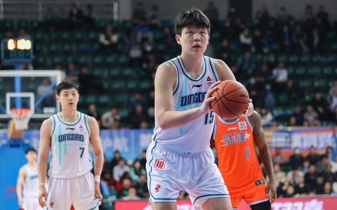 CBA 24 - 25赛季接近尾声，青岛男篮续约刘维伟引关注