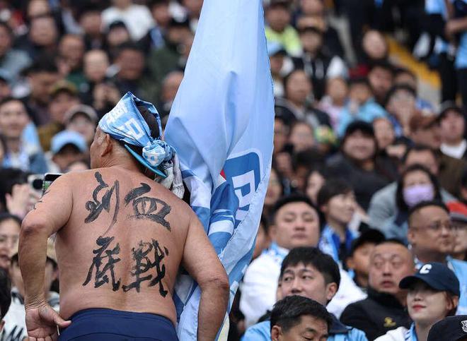 5月5日大连梭鱼湾足球场：2025赛季中超焦点战及球迷风采
