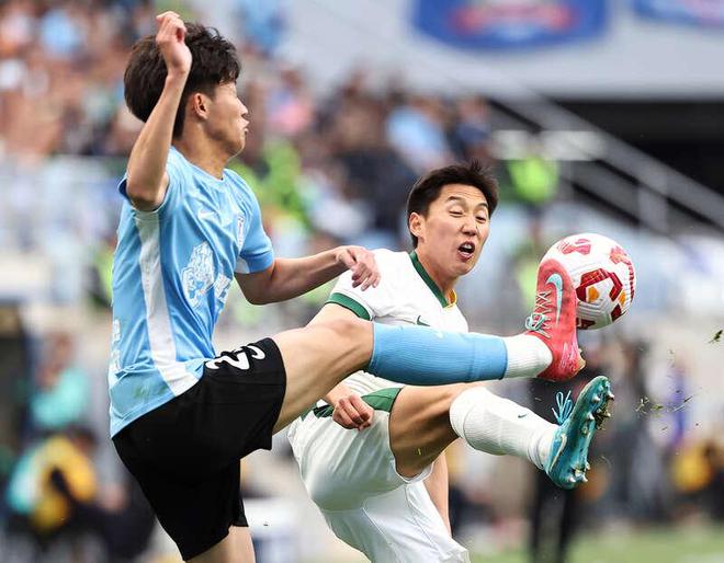 5月5日大连梭鱼湾足球场：2025赛季中超焦点战及球迷风采
