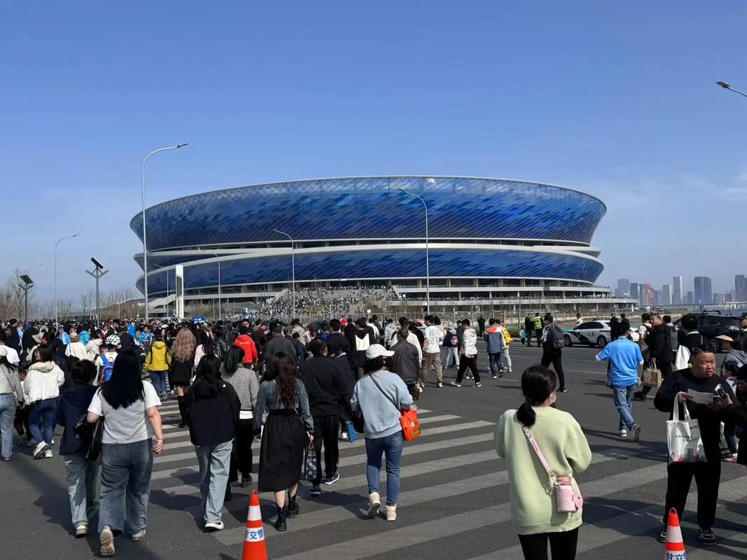 5月5日大连梭鱼湾足球场：2025赛季中超焦点战及球迷风采